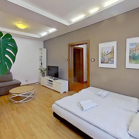 2Br Apt With Free Garage Parking, Close To The Historic Centre Pressburg Exterior foto